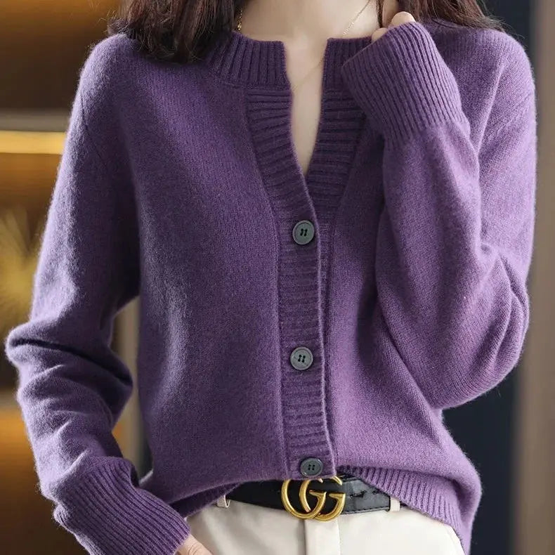 Detail of the high-quality knit texture resisting pilling.