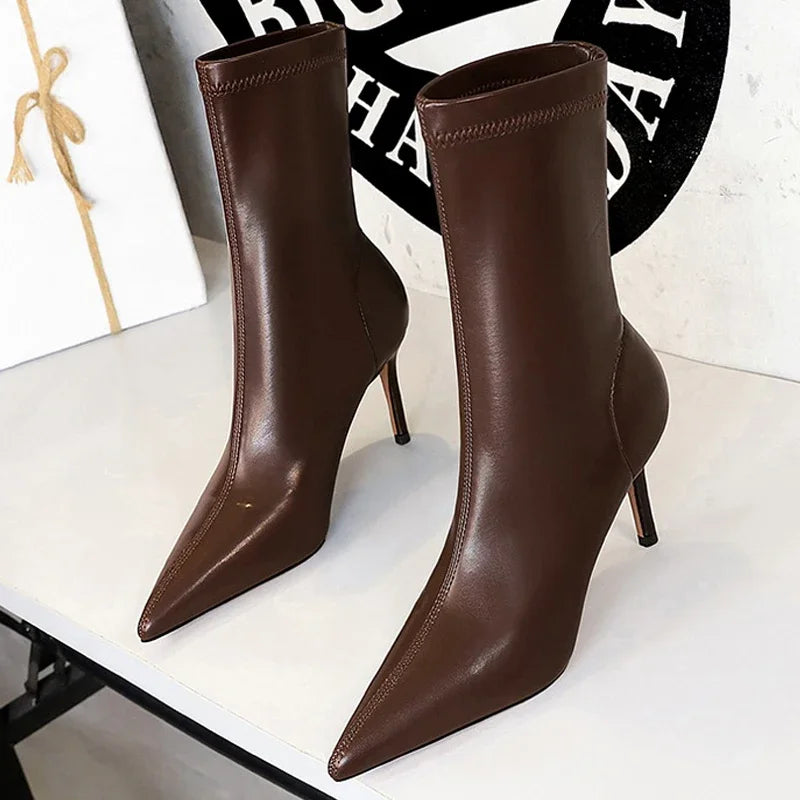 Elegant black leather boots with stiletto heel and cotton lining