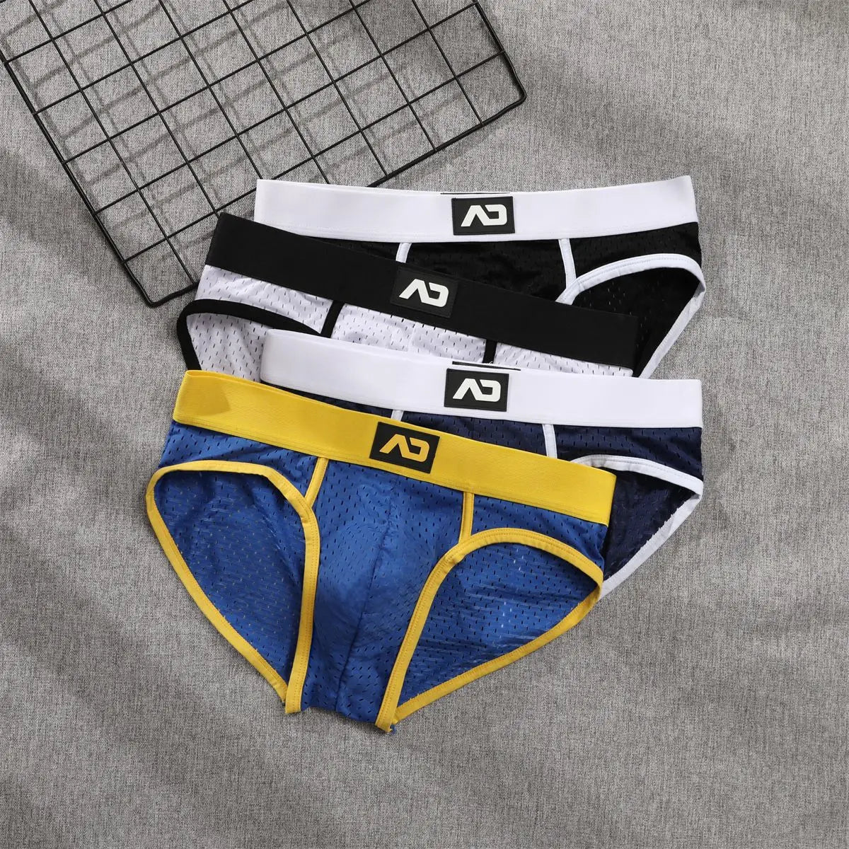 Men's low-rise briefs in a soft cotton-polyester blend for ultimate comfort.
