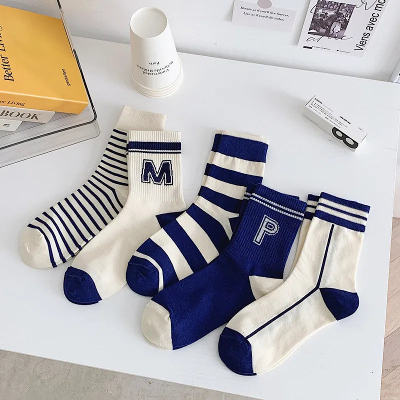 Blue striped socks made of premium cotton and elastane for comfort and flexibility.