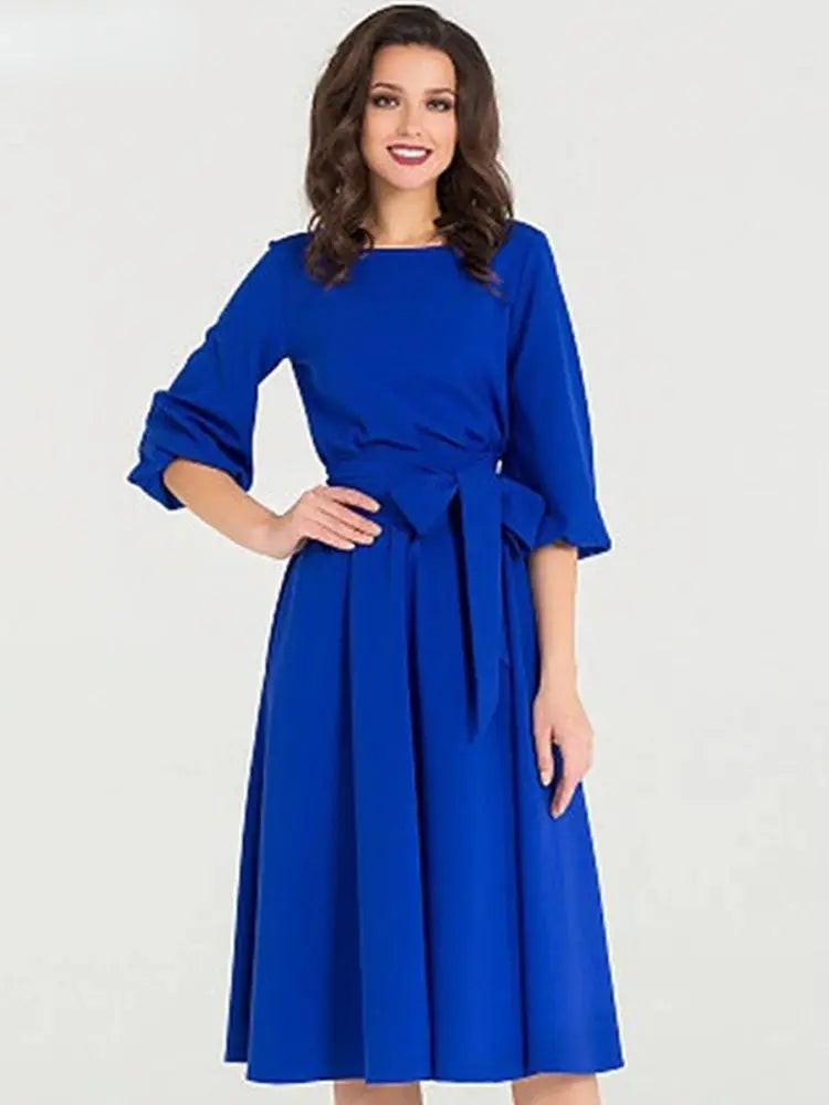 Elegant green maxi dress featuring three-quarter sleeves and natural waistline.