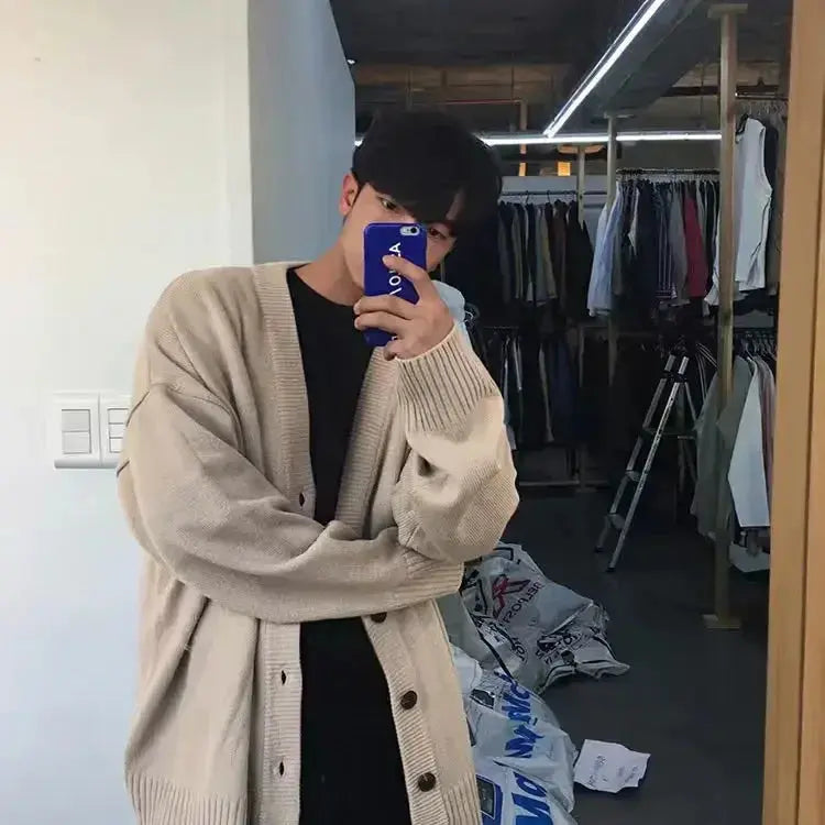 Men's winter cardigan featuring a sleek design and breathable fabric.