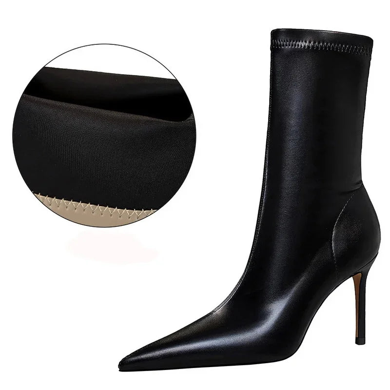 Modern mid-calf boots with pointed toe and 5-8cm heel lift