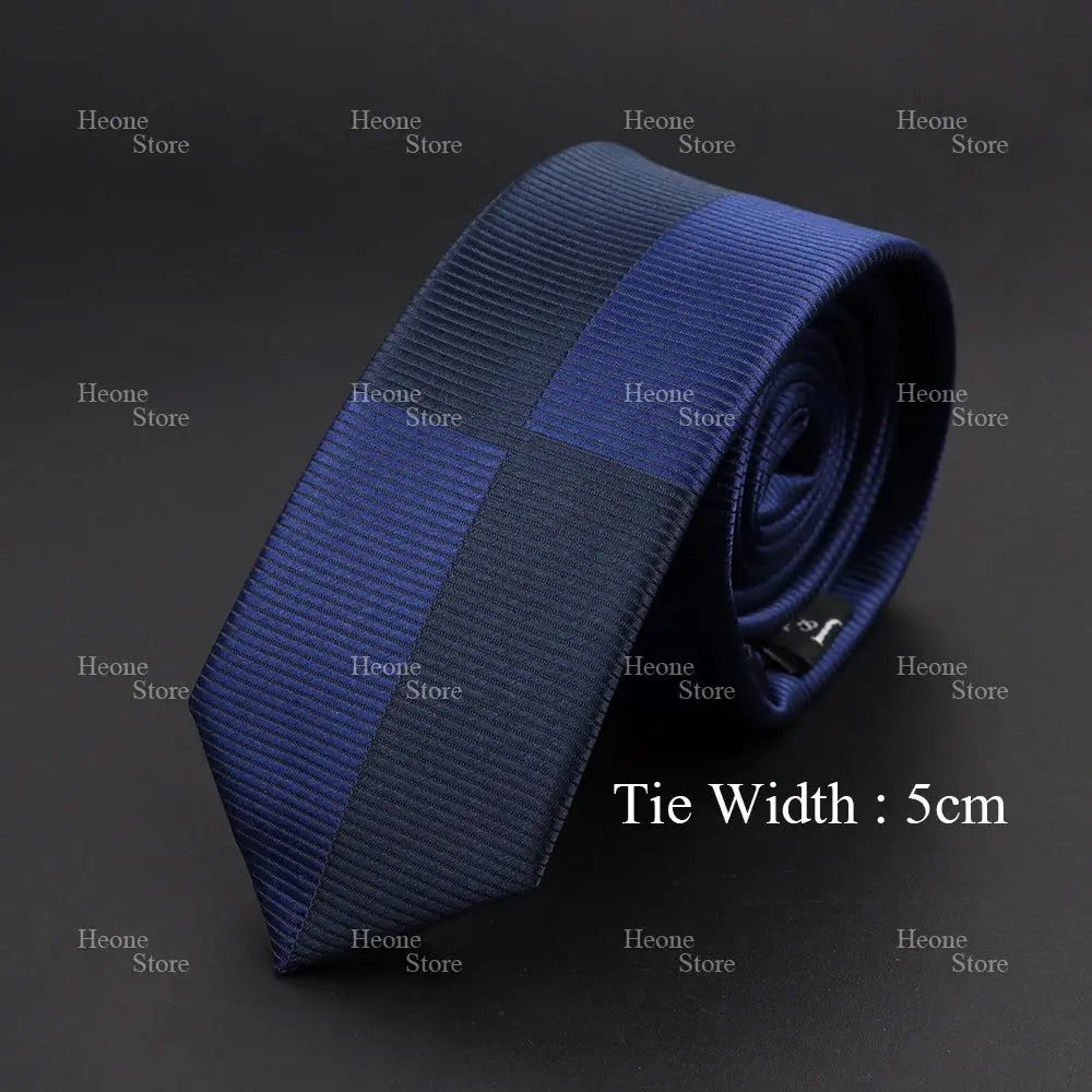 Sophisticated tie in deep purple and black, ideal for evening wear.