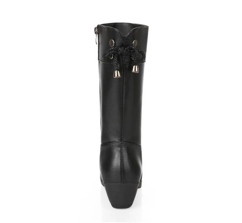 Plush-lined mid-calf boots in brown leather with versatile winter styling