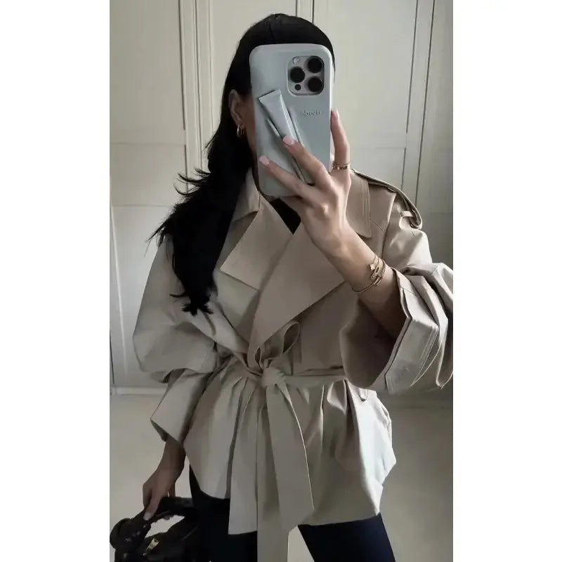 Versatile women's outerwear in a relaxed fit, ideal for casual and semi-formal outfits.