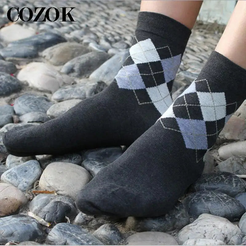 Comfortable crew socks in navy blue featuring diamond patterns.