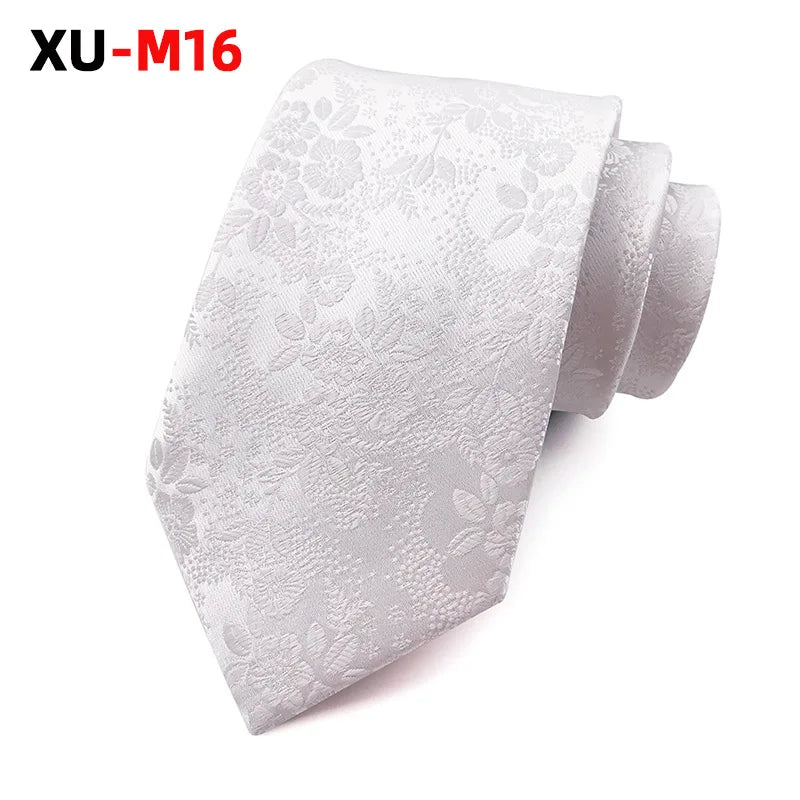 Red jacquard tie with a striking color, ideal for any occasion.