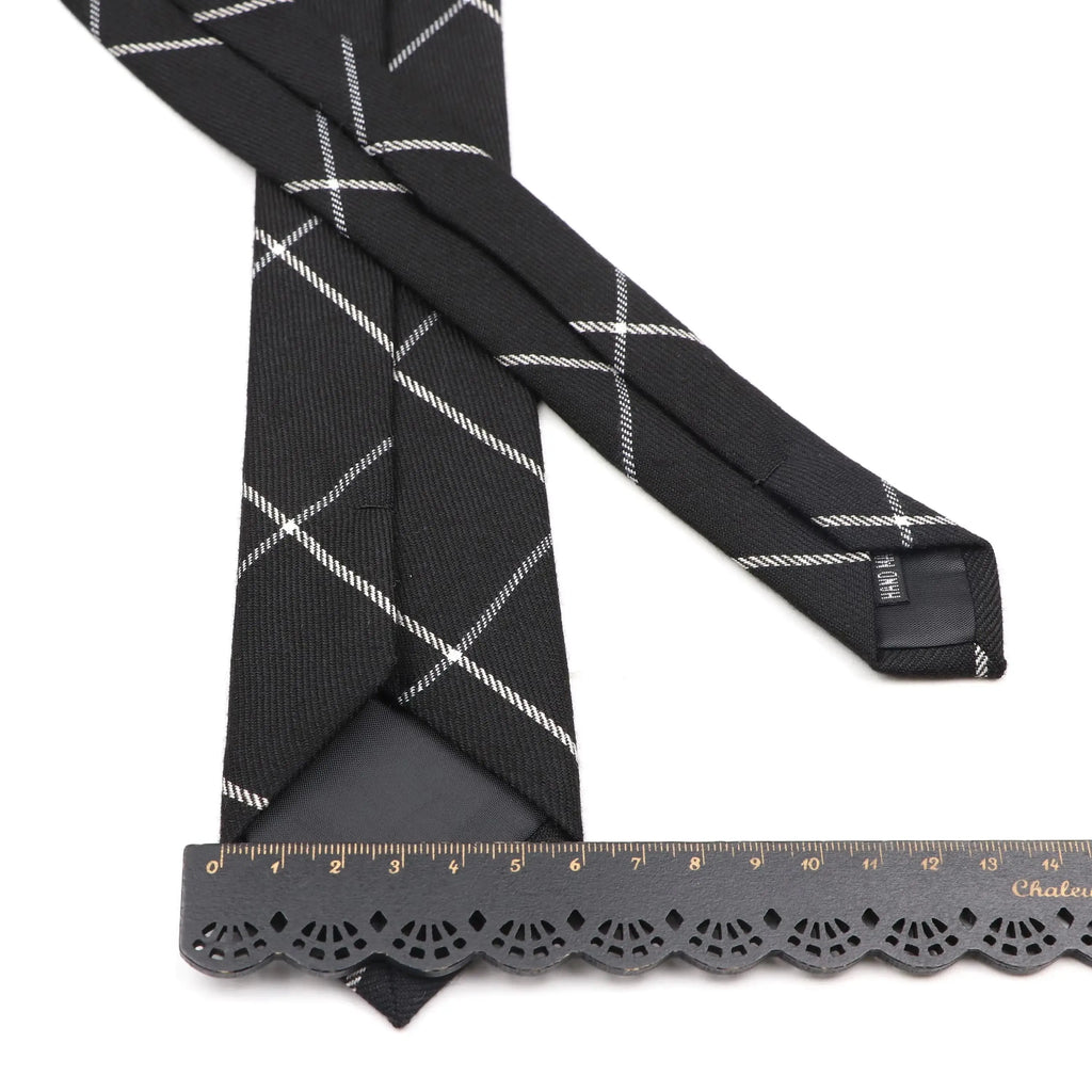 Elegant solid black tie, ideal for business meetings and evening receptions.