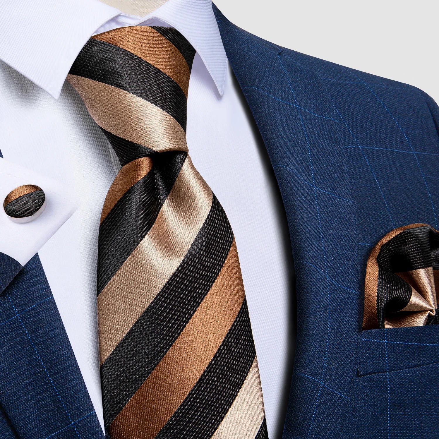 Luxurious silk blend tie and pocket square in sophisticated paisley pattern