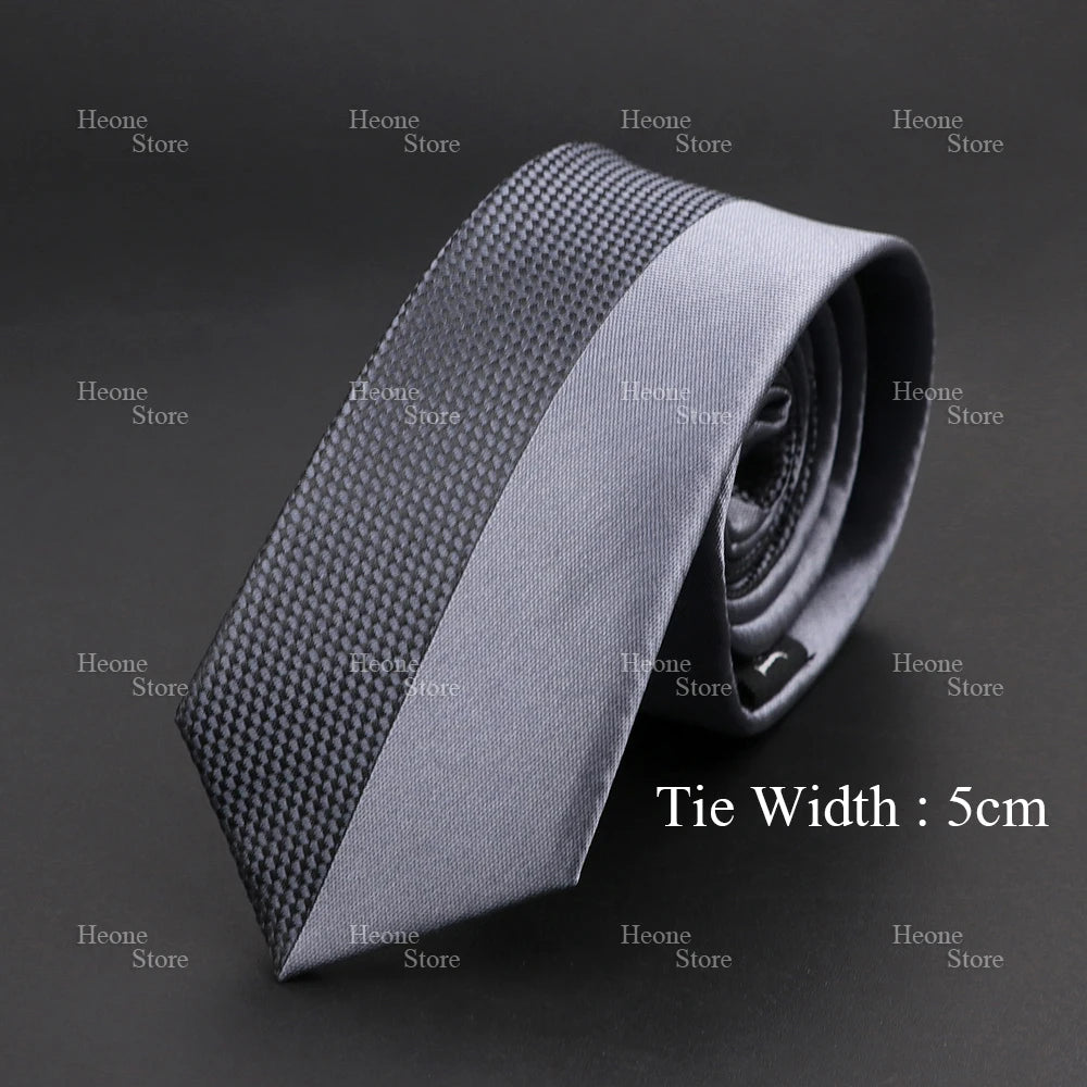 Formal event tie in luxurious polyester, ensuring a polished appearance.