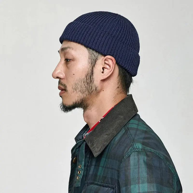 Brimless beanie in black, lightweight polyester, ideal for street style and casual outfits.