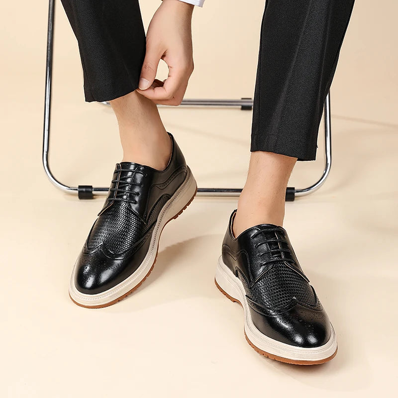 Versatile men's derby shoes with featherlight construction and customized lace-up fit