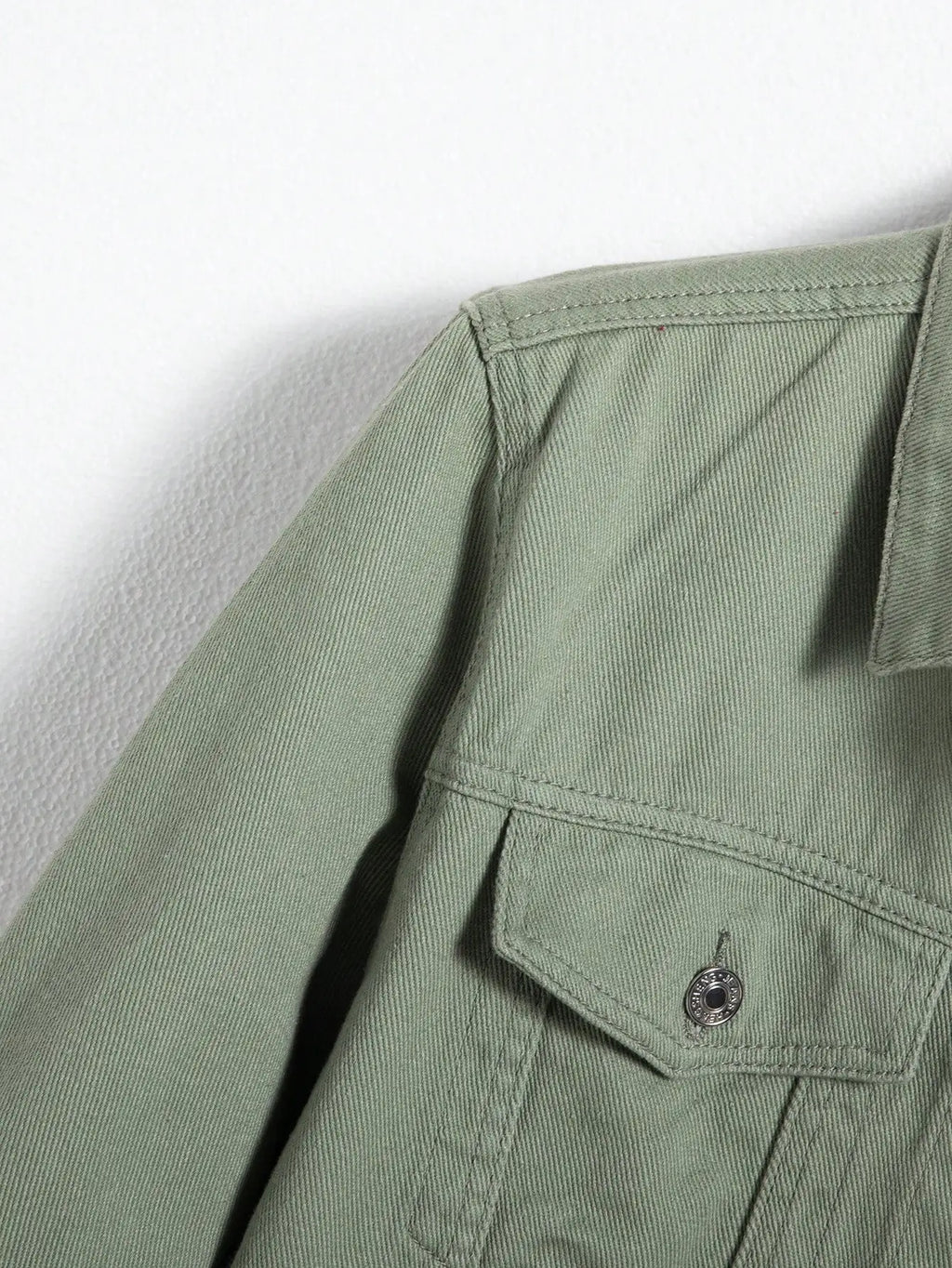 Versatile green denim jacket, suitable for coffee outings or weekend getaways.