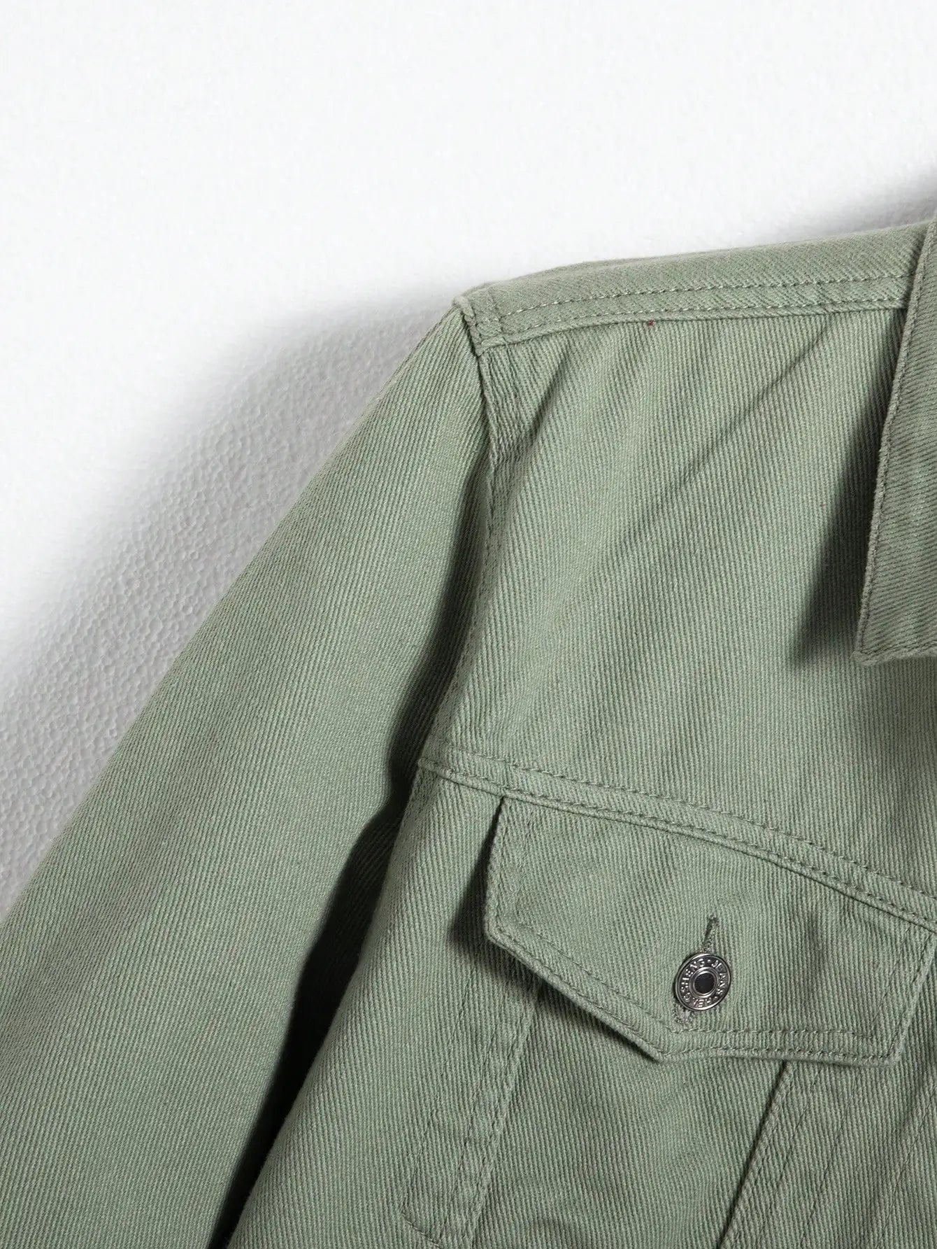 Versatile green denim jacket, suitable for coffee outings or weekend getaways.