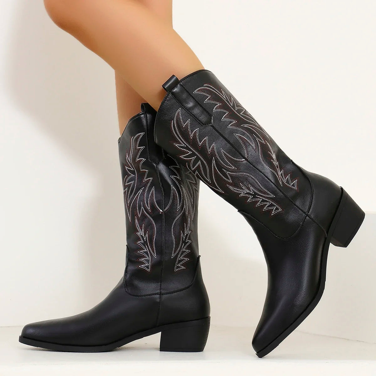 Cowgirl boots with embroidered details and comfortable medium chunky heel