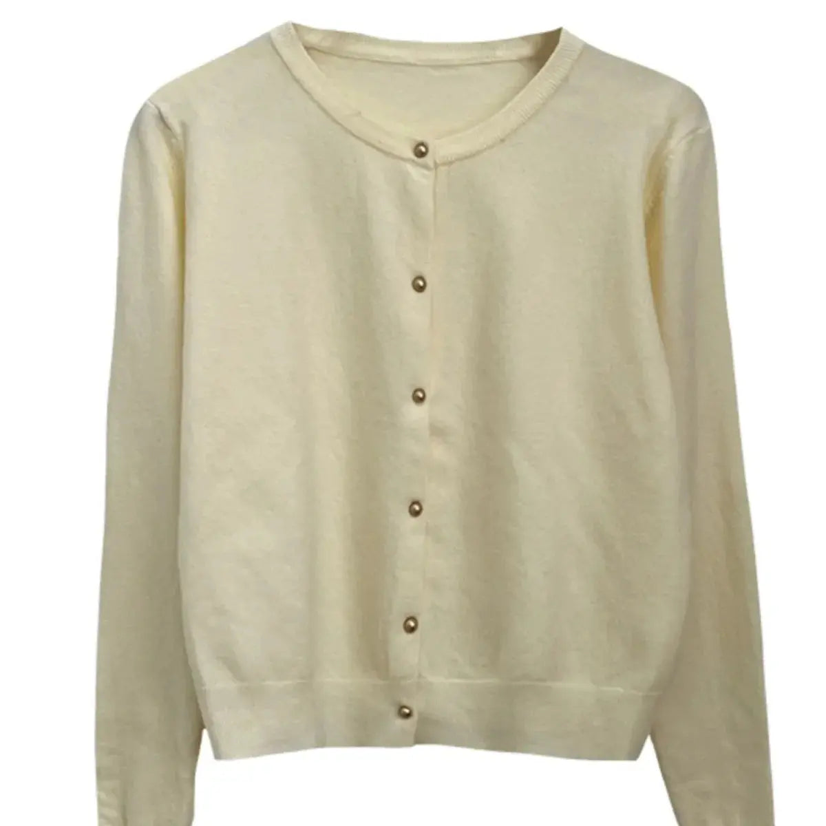 Warm and breathable cardigan, perfect for transitioning between seasons.