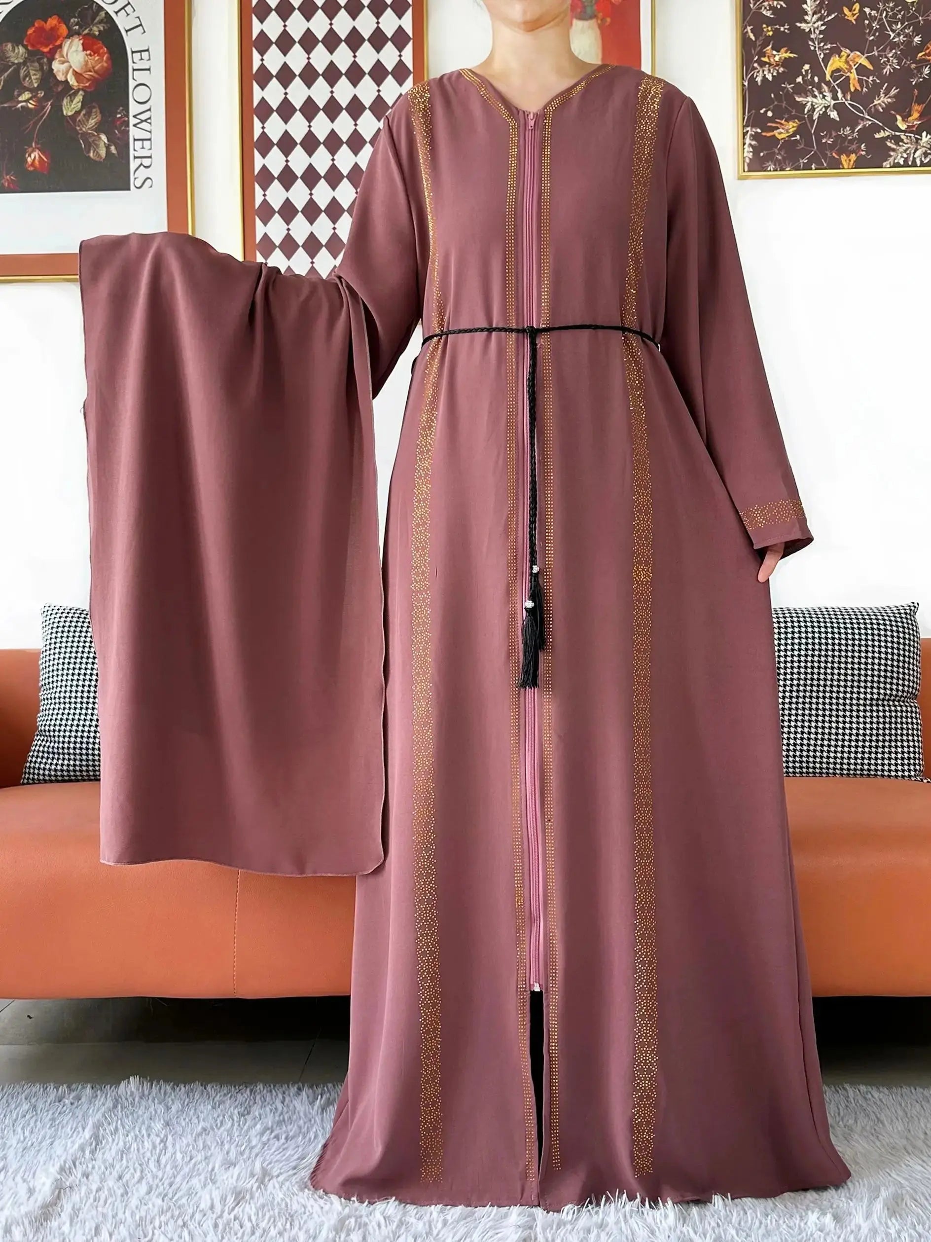 Casual styling of the abaya, suitable for both everyday wear and special gatherings.