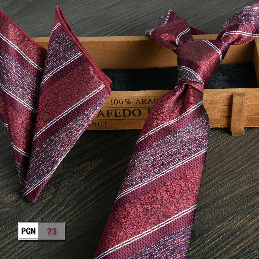 Luxury silk tie in wine-red for a standout appearance.
