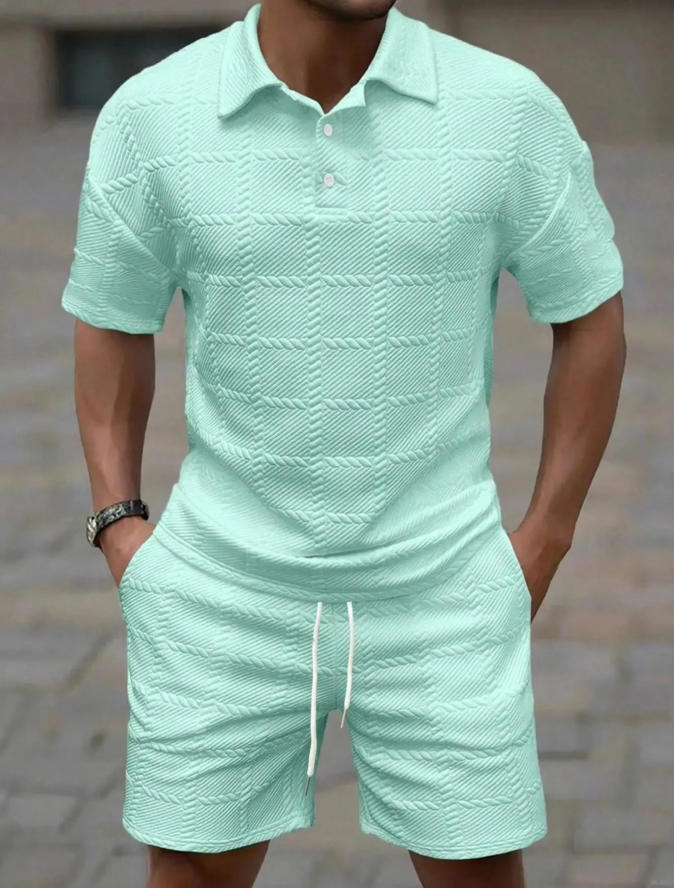 Men's casual suit featuring a stylish design and practical pockets.