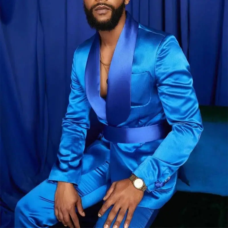 Single-breasted closure of the royal blue tuxedo, highlighting modern elegance.