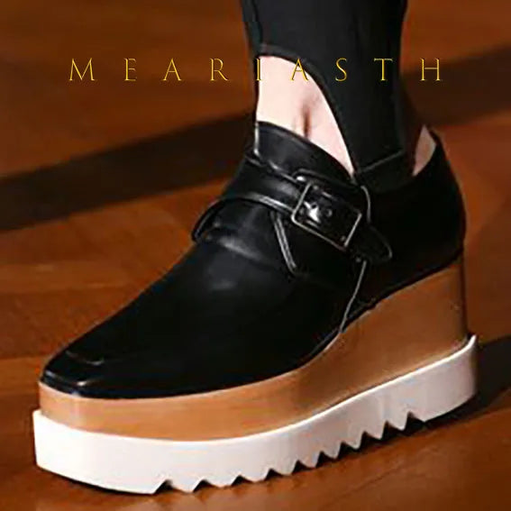 Women's leather platform sneakers in black with cushioned insole and rubber sole