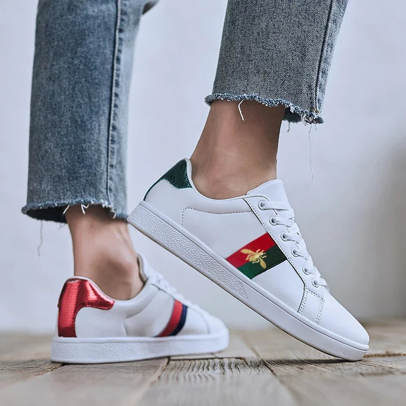 Comfortable flat sneakers with decorative bee motif and rubber outsole