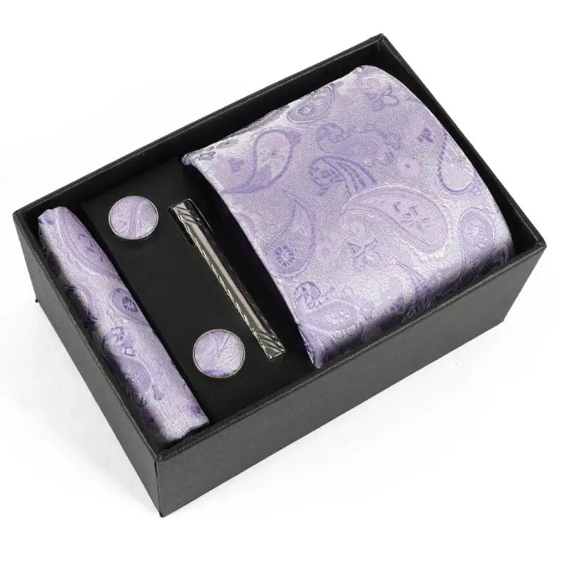 Elegant pocket square in silk, perfect for weddings and events.