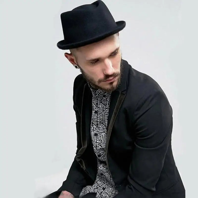 Charisma in a hat: stylish black fedora made of lightweight polyester for all-day comfort.