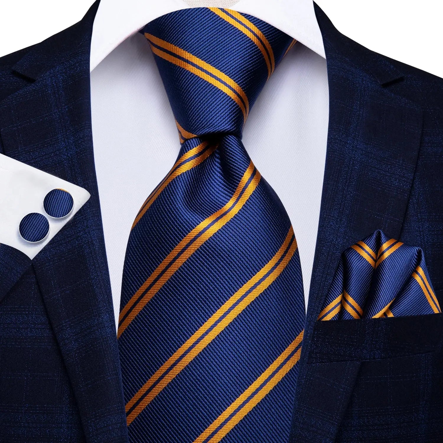 High-quality silk tie set with a memorable paisley pattern.