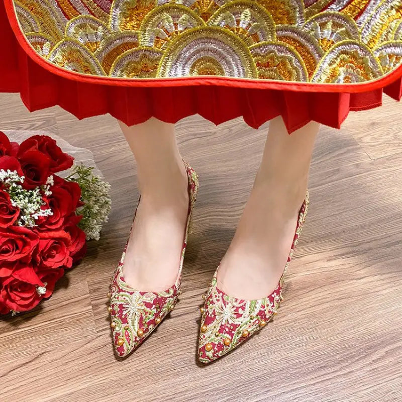 Side view of mid-heeled shoes, perfect for weddings and elegant events.