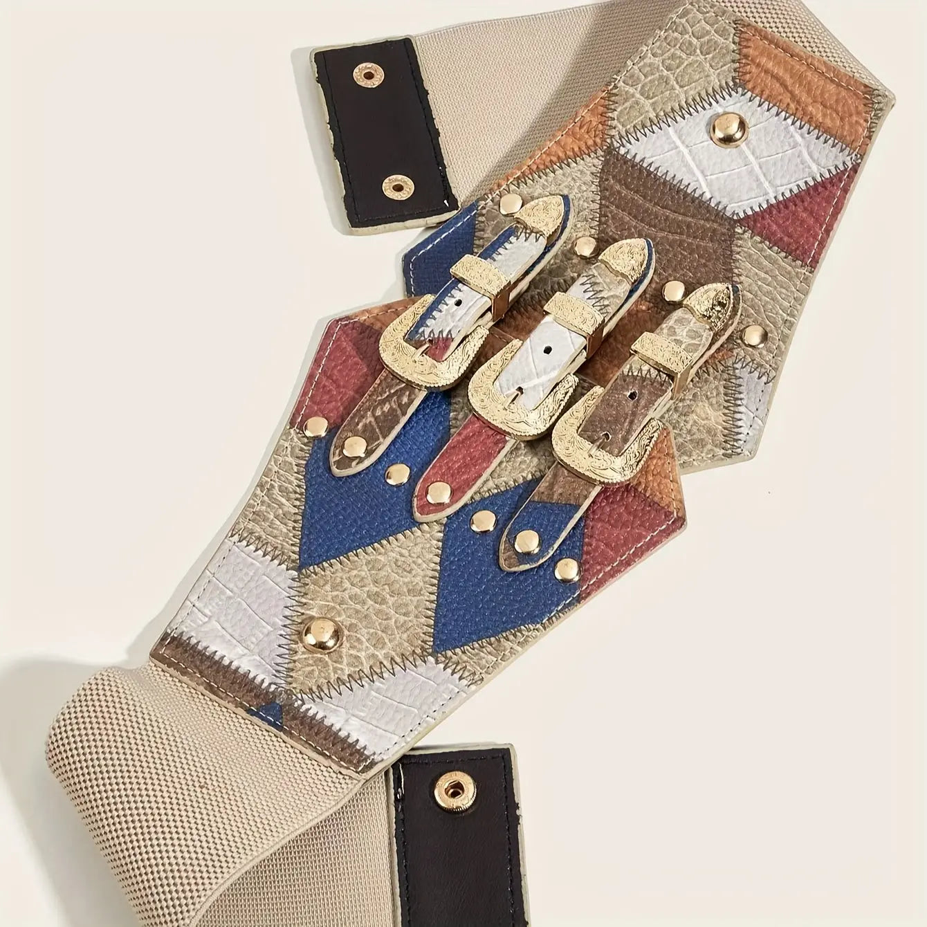 Close-up of the durable alloy buckle on the Cinch Your Style rivet belt, showcasing vintage charm.